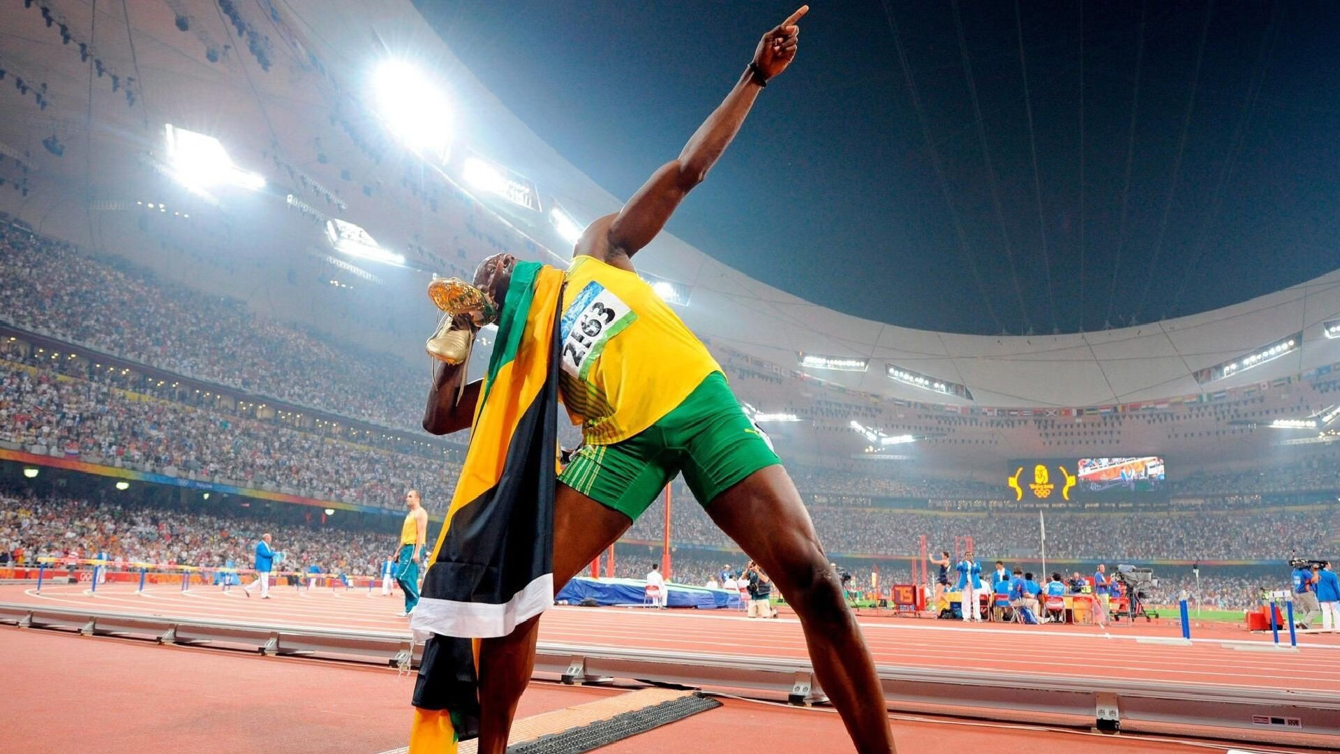 文班亚马赛点兑现,巴塞罗那淘汰AC米兰晋级四强,主帅激动落泪